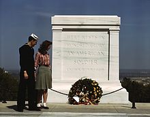 Tomb_of_the_Unknowns,_with_U_S__Navy_sailor_and_woman,_May_1943